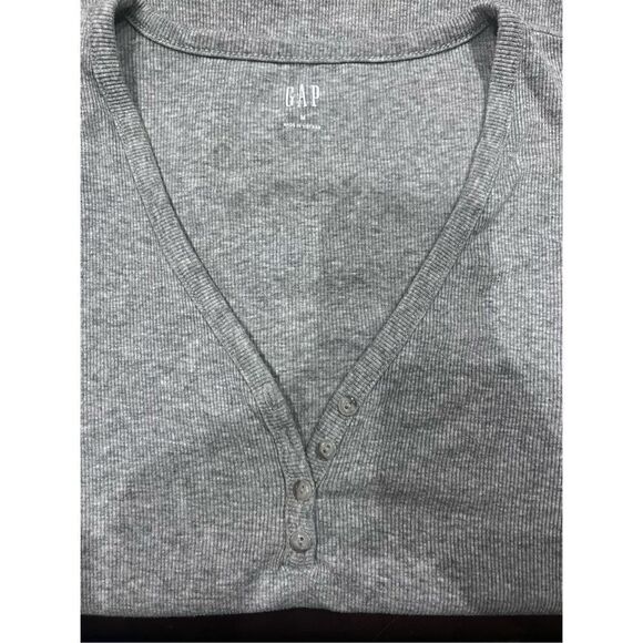 Gap short sleeve ribbed 4 button v-neck henley size medium - Picture 3 of 4